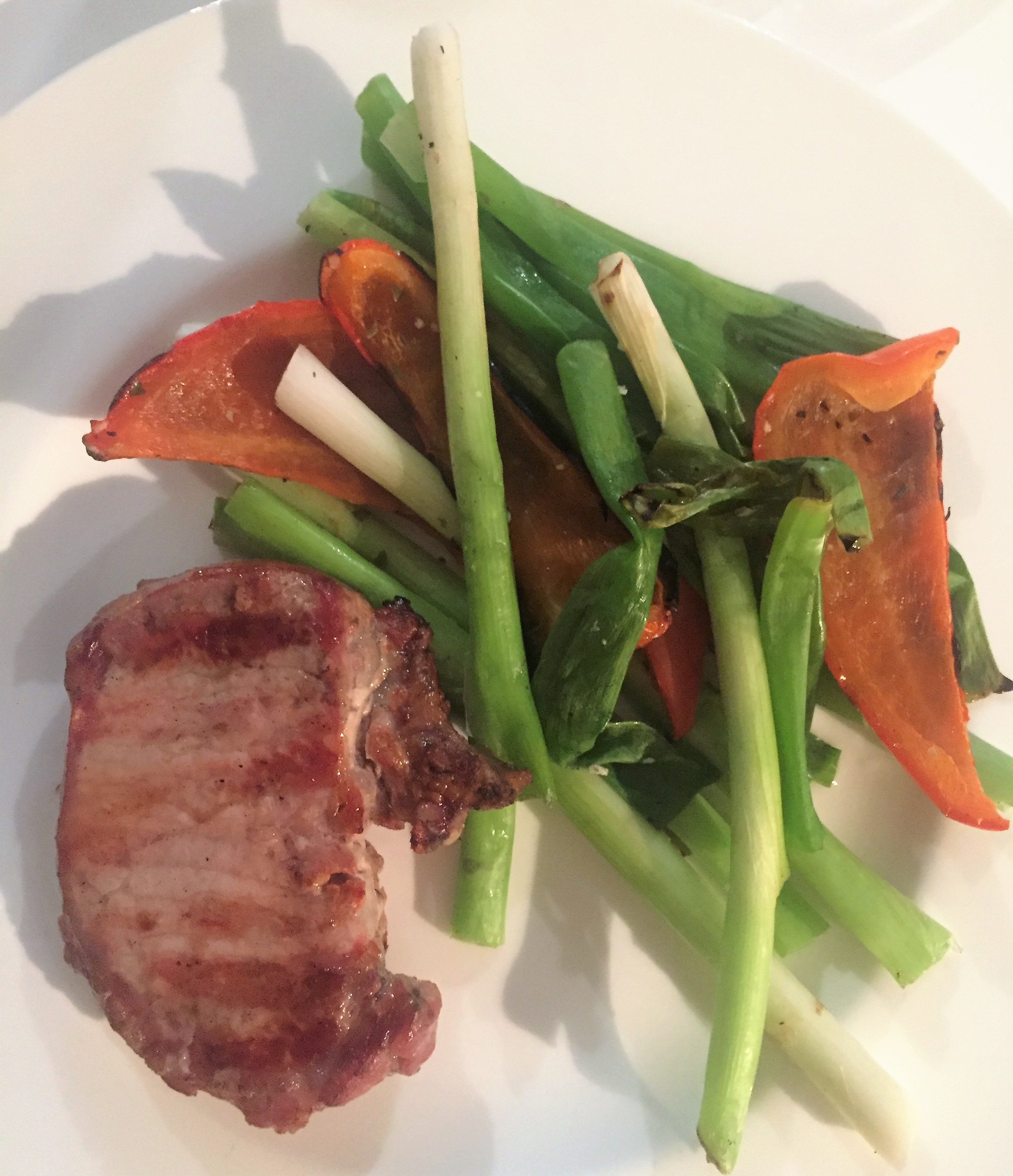 Mein Abendessen: Iberico Schwein mit gegrillten Paprika und Lauchzwiebeln