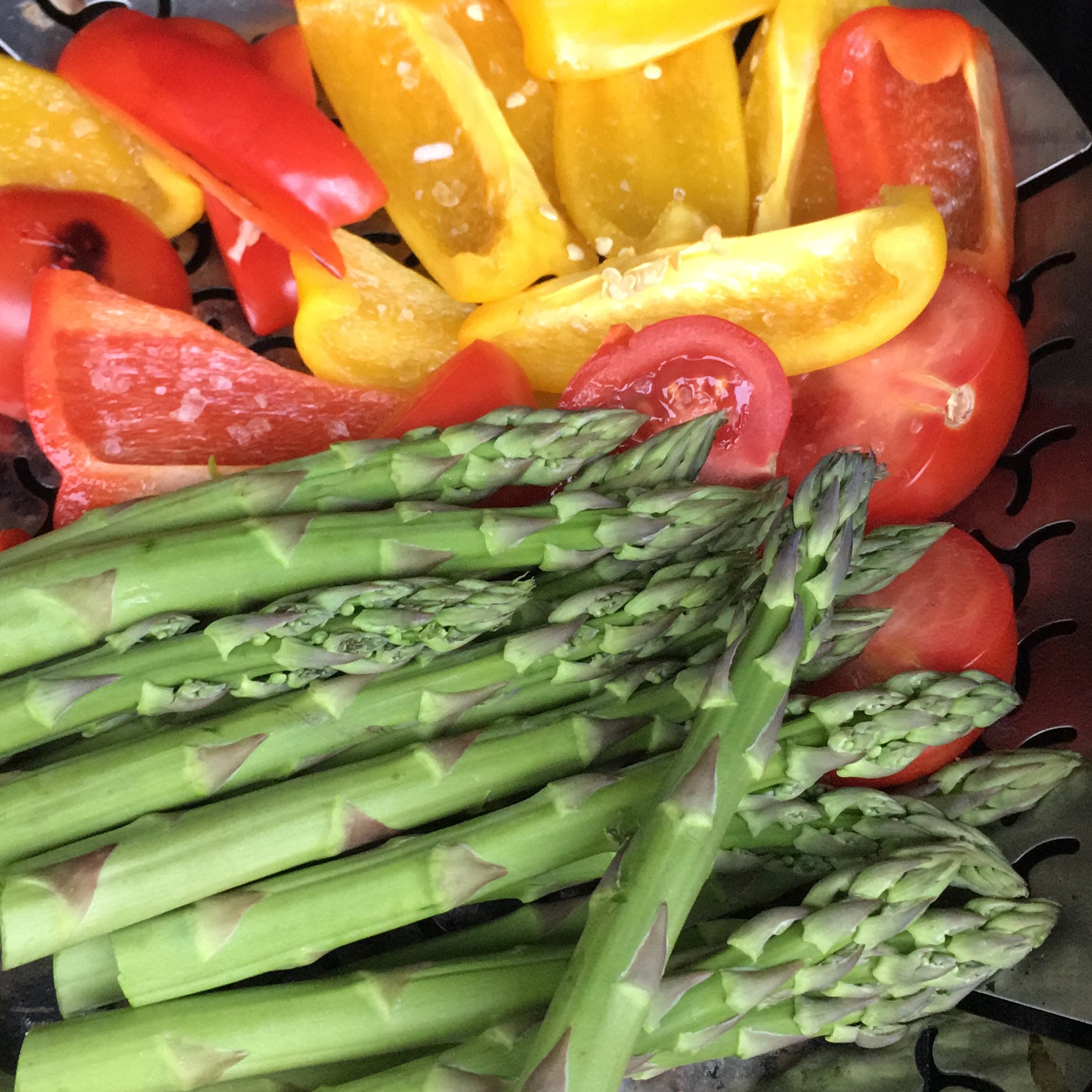 Rezept: Grüner Spargel und anderes Gemüse vom Grill