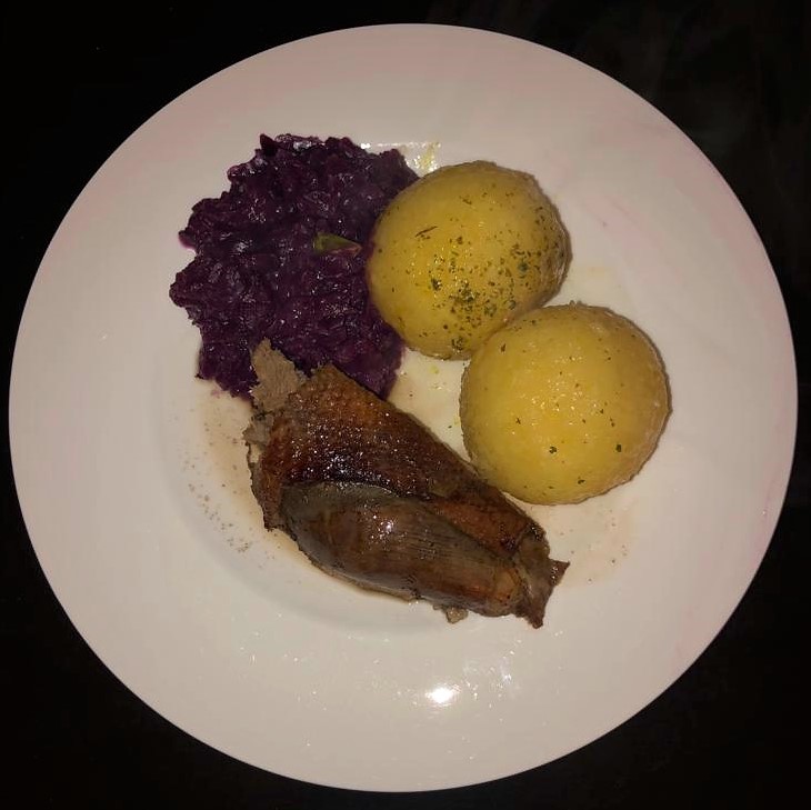 Mein Abendessen: Gänsebrust in Glühweinsauce mit Klößen und Rotkohl