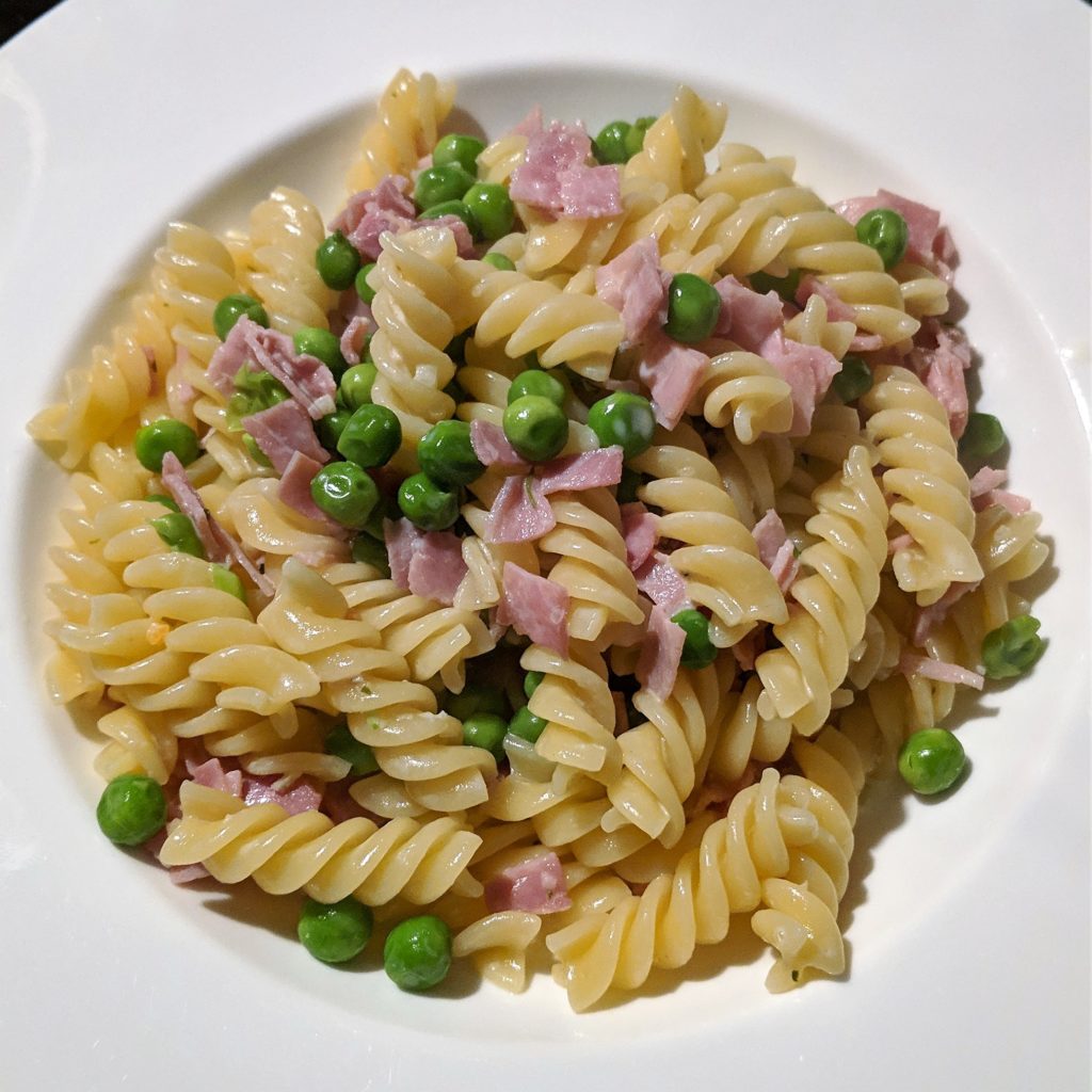 Mein Abendessen: Nudeln mit Erbsen, Schinken und Sahne