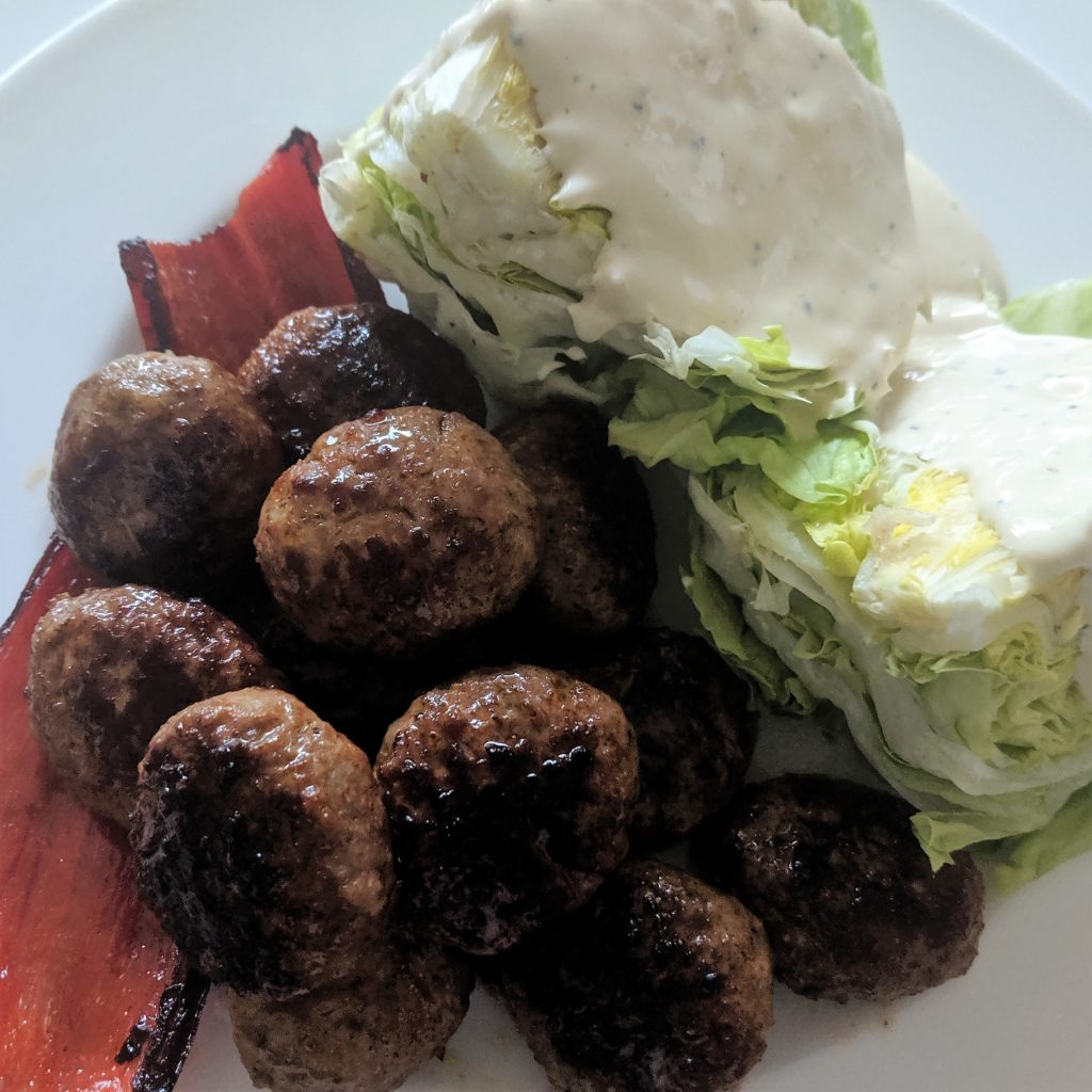 Mein Abendessen: Hackfleischbällchen mit Spitzpaprika und Salat