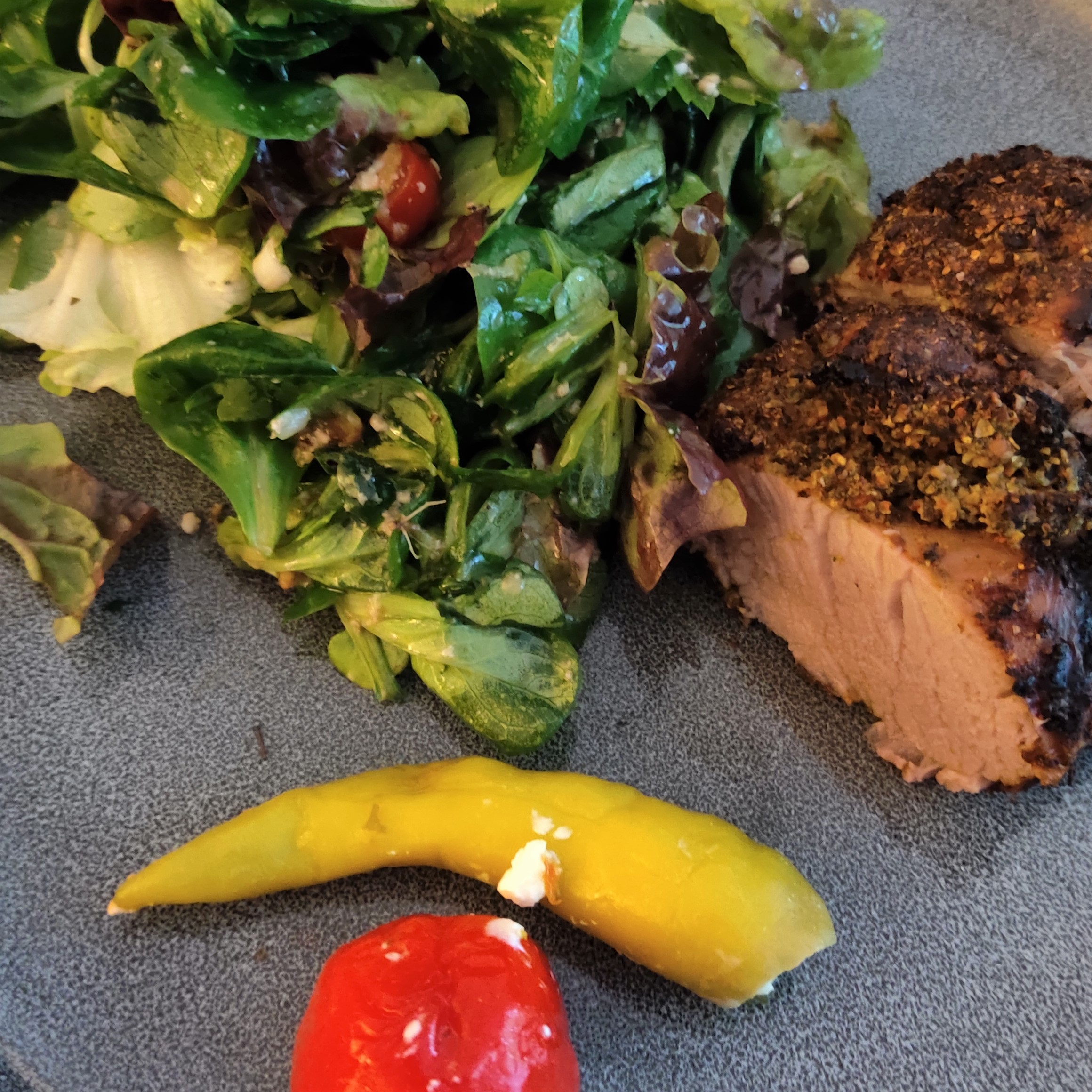Mein Abendessen: Gegrilltes Schweinefilet mit Salat - das BlogMagazin