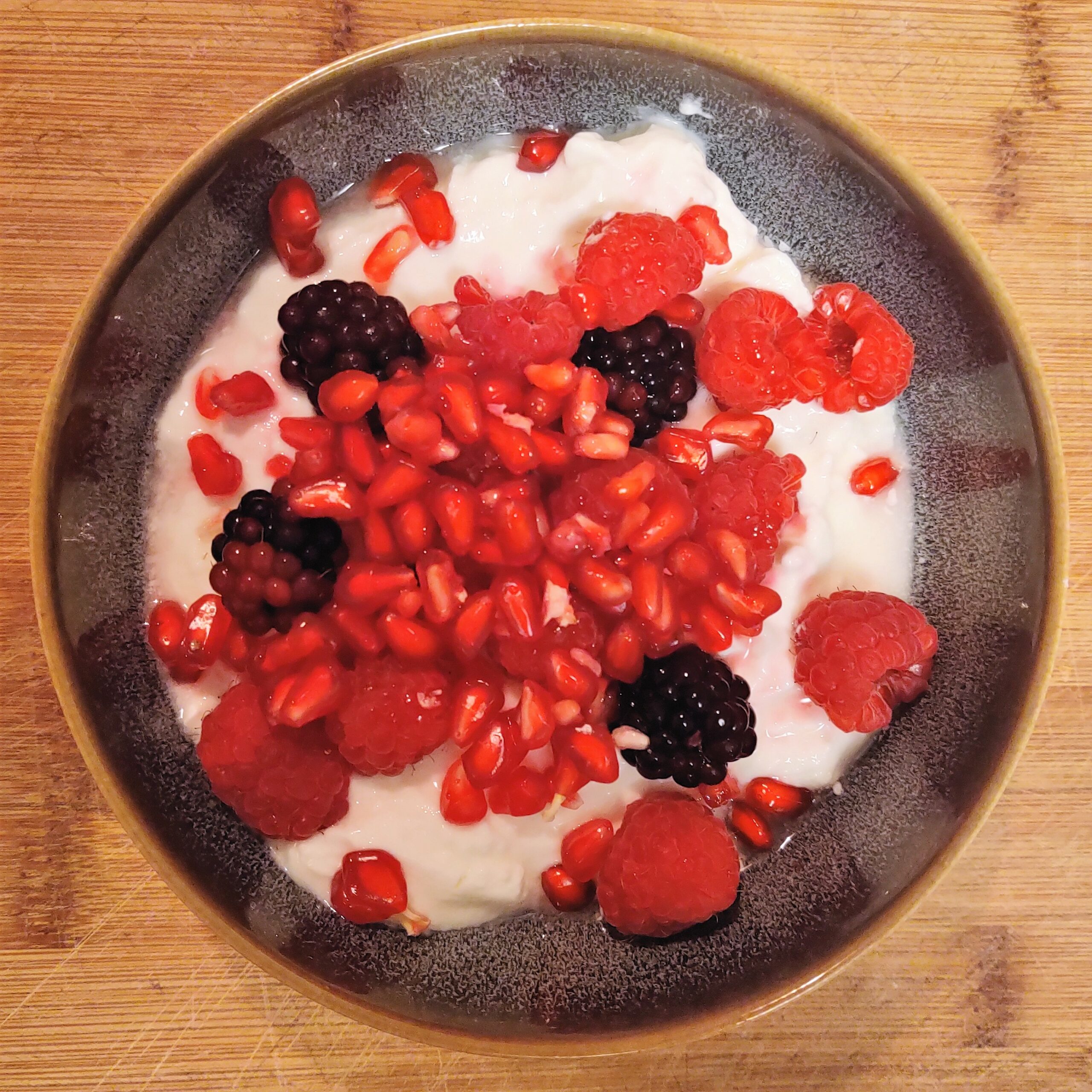 Mein Frühstück: Joghurt mit Granatapfel und Beeren - das BlogMagazin