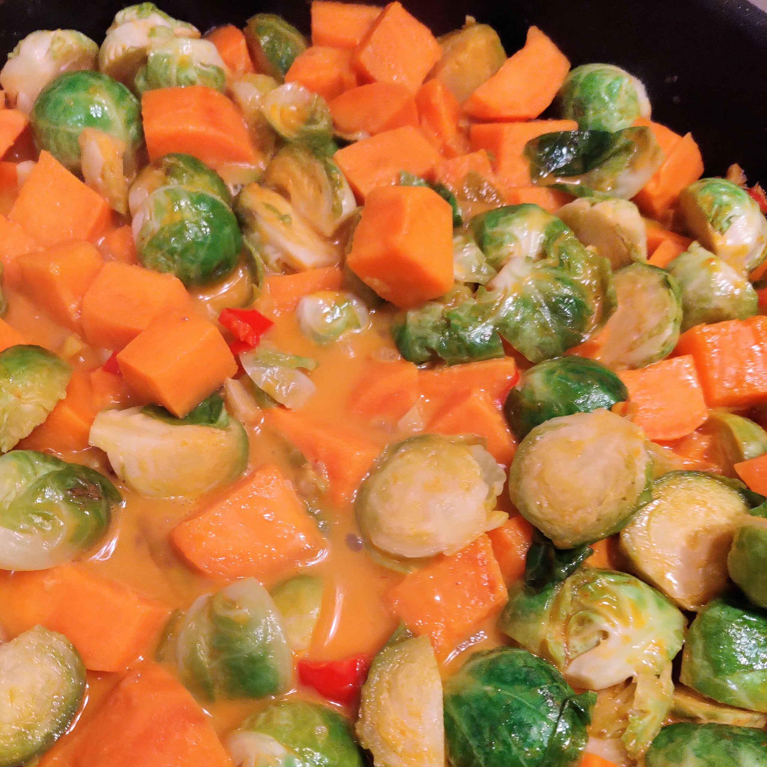 Rezept: Schnelles Rosenkohl Süßkartoffel Curry