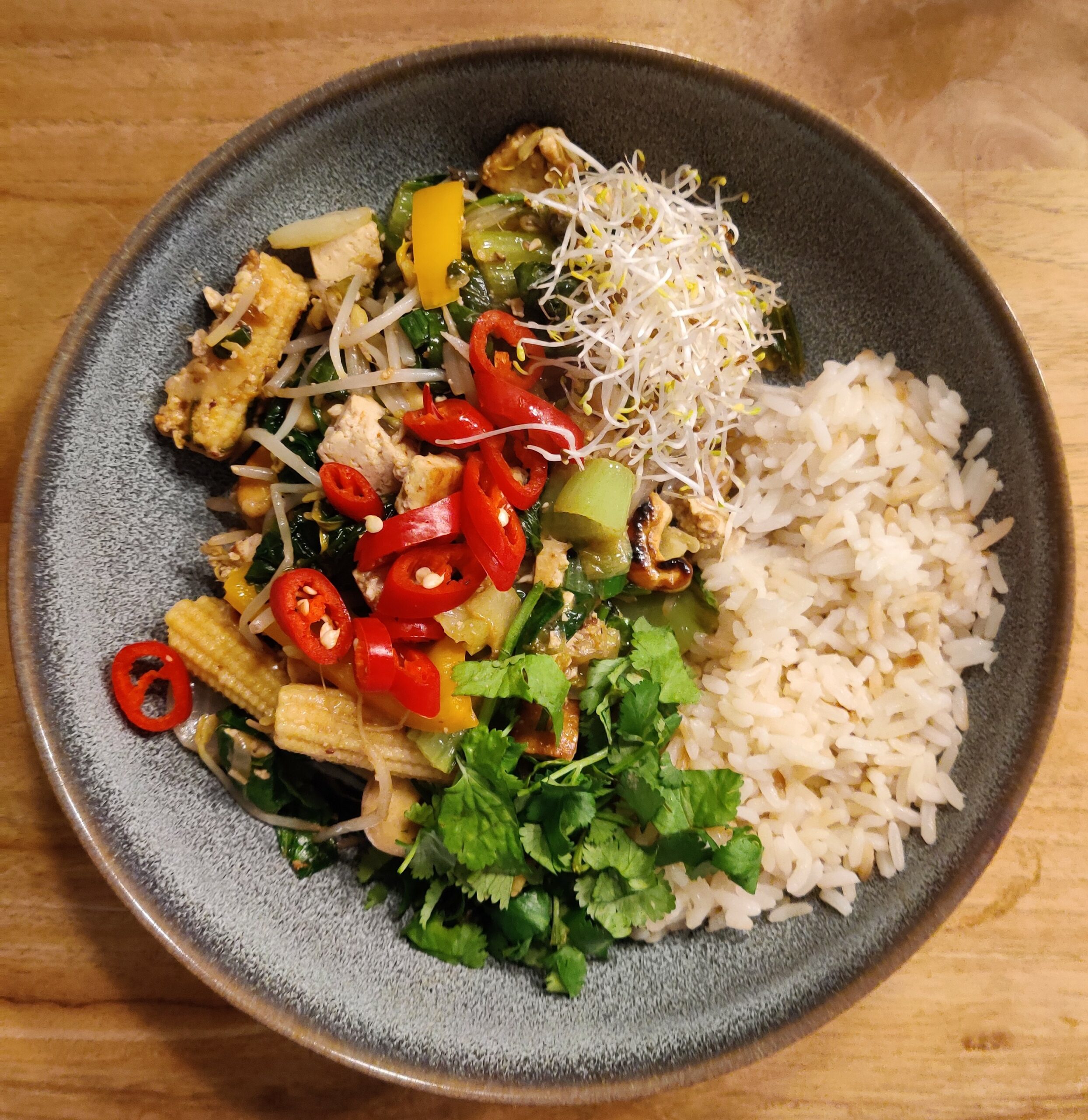 Mein Abendessen: Tofu mit Gemüse und Reis