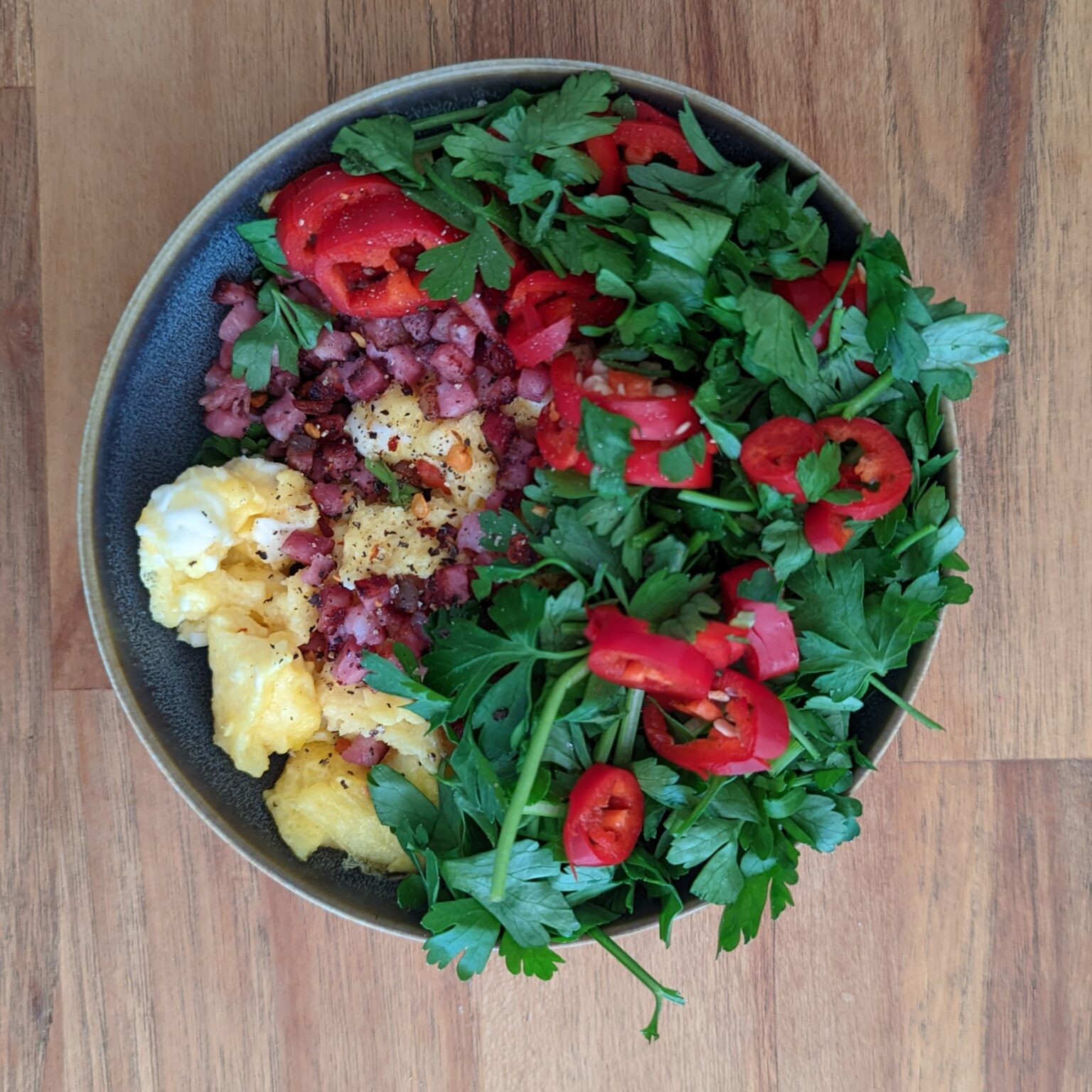 Mein Frühstück: Rührei mit Speckwürfeln, Petersilie und Chili