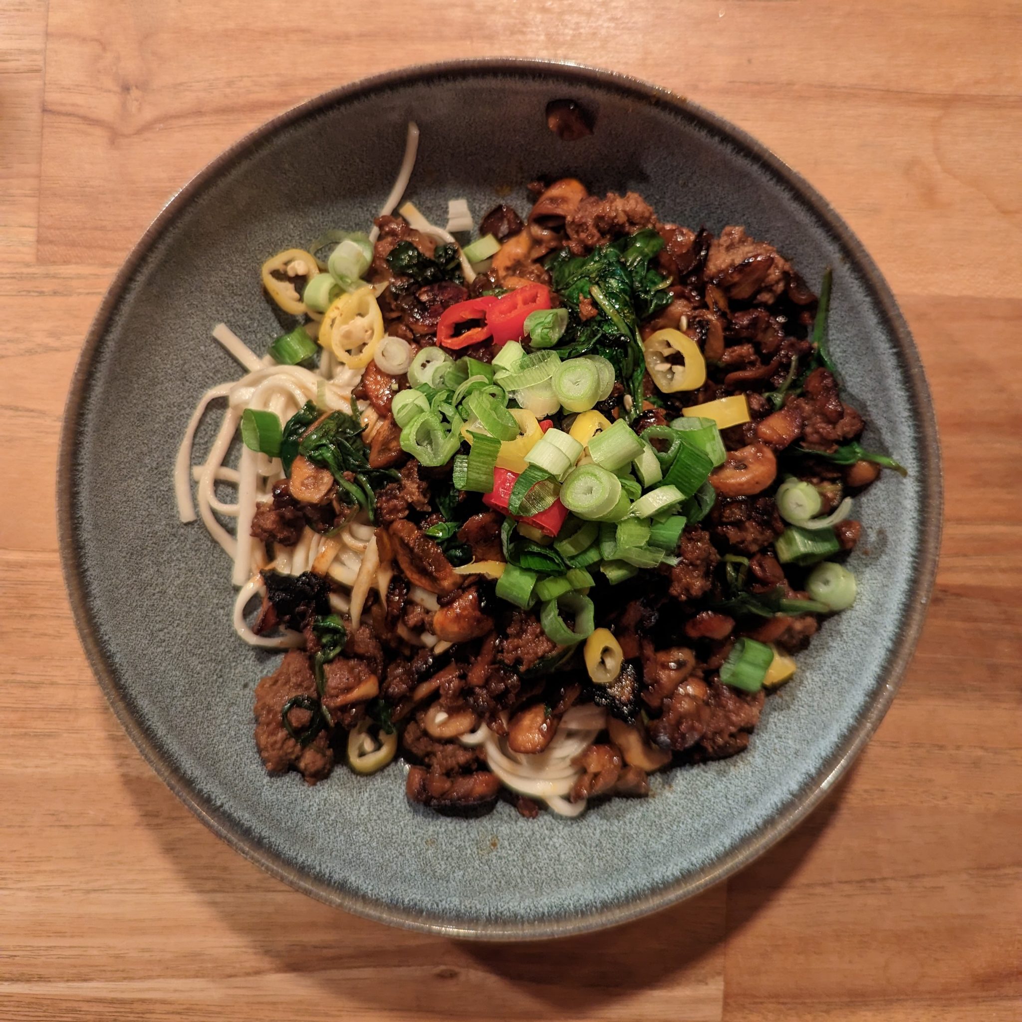 Mein Abendessen: Udon Nudeln mit Hackfleisch-Pilz-Chili-Sauce